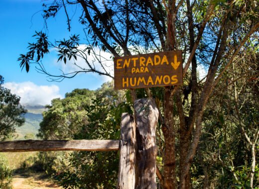Porteira da fazenda com placa escrita: entrada para humanos